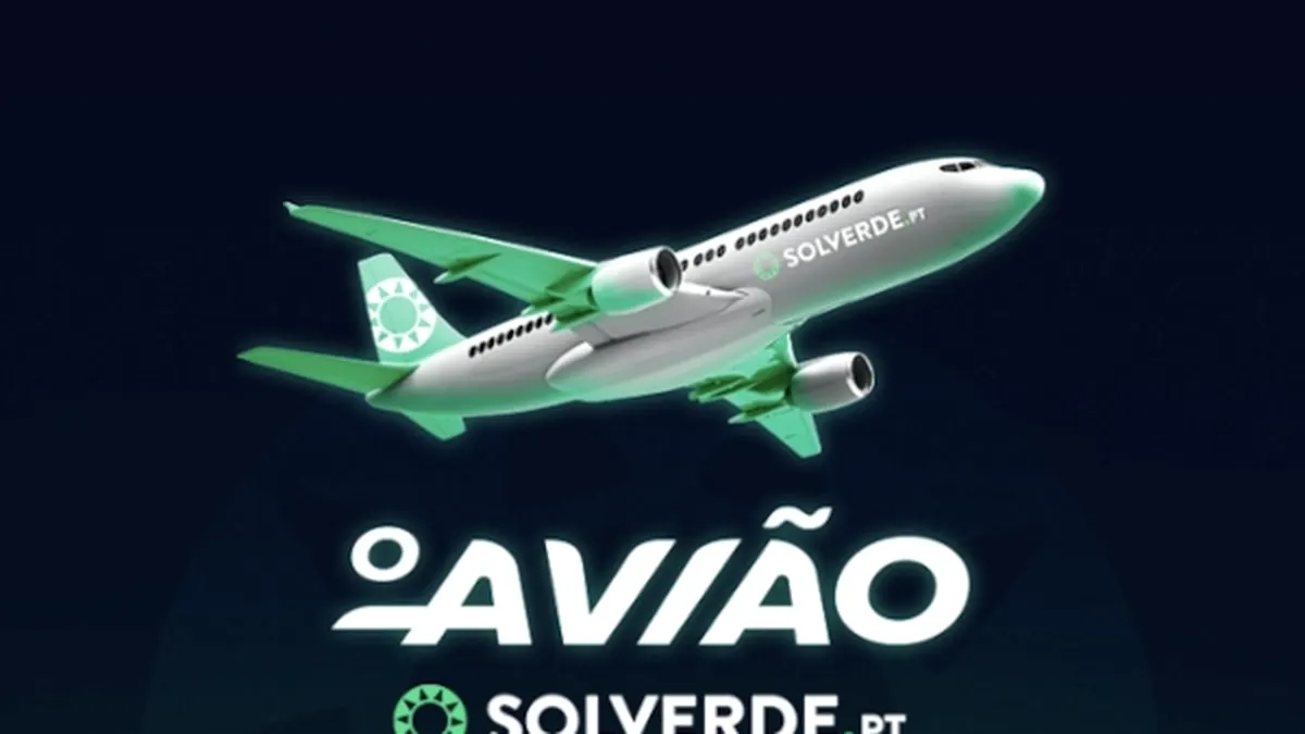 Ang interface ng larong O Aviao na nagpapakita ng eroplano sa gitna ng aksyon.